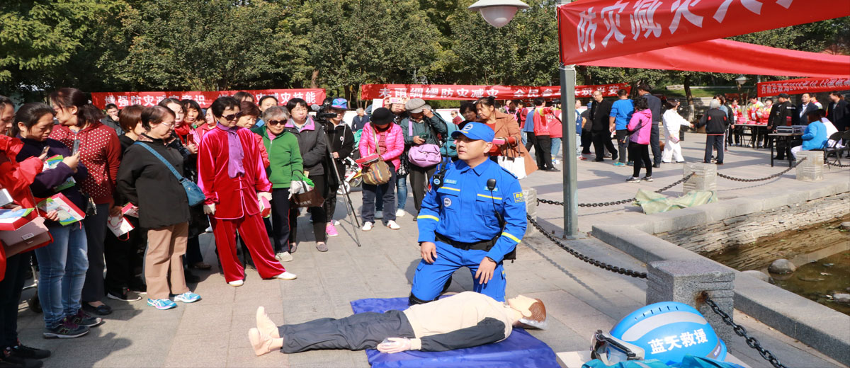 操裸体女人无毛bb视频大林爱心中心承办 “西城区民政局国际减灾日宣传活动”